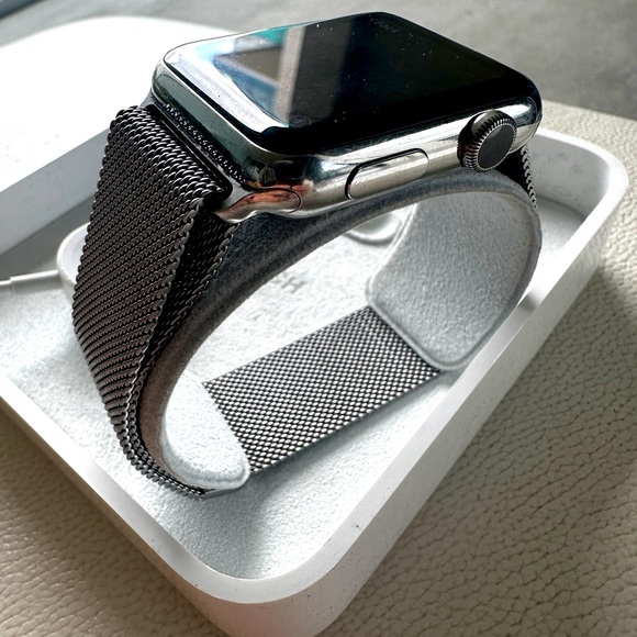 APPLE WATCH 1ST GEN WITH SILVER METAL MAGNETIC BAND